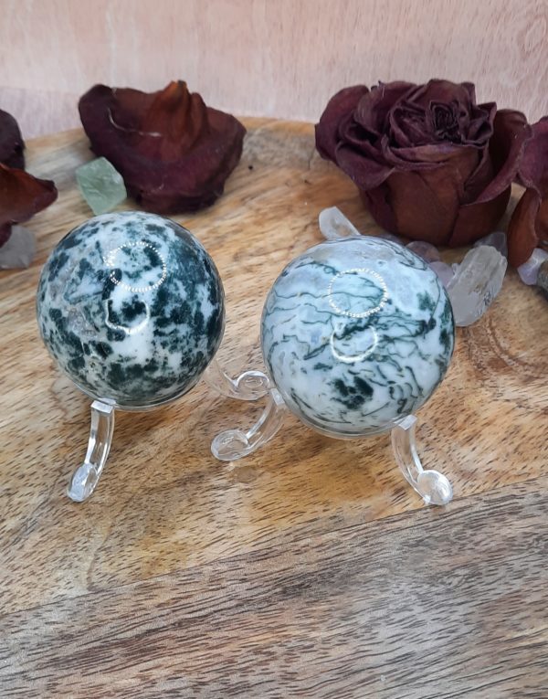 SPHERE AGATE ARBRE PIERRE VERTE ET BLANCHE RELIANT À LA NATURE  4cm