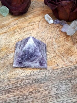 Pyramide en pierre naturelle lépidolite