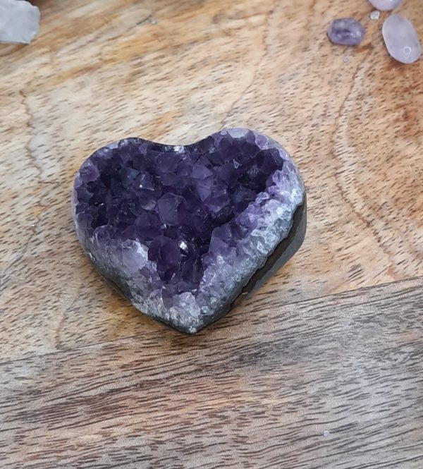 Améthyste brute semie polie forme coeur