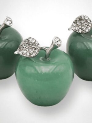 Ajoutez une touche de beauté naturelle à votre espace de vie ou de travail avec nos pommes en aventurine verte. Elles font également des cadeaux uniques et significatifs pour vos proches, leur offrant les bienfaits de l'aventurine verte dans une forme artistique et pratique.