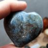 Pierre naturelle polie - rubis sur cyanite
