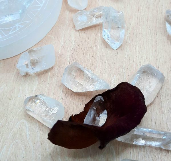 petites pointes de cristal de roche