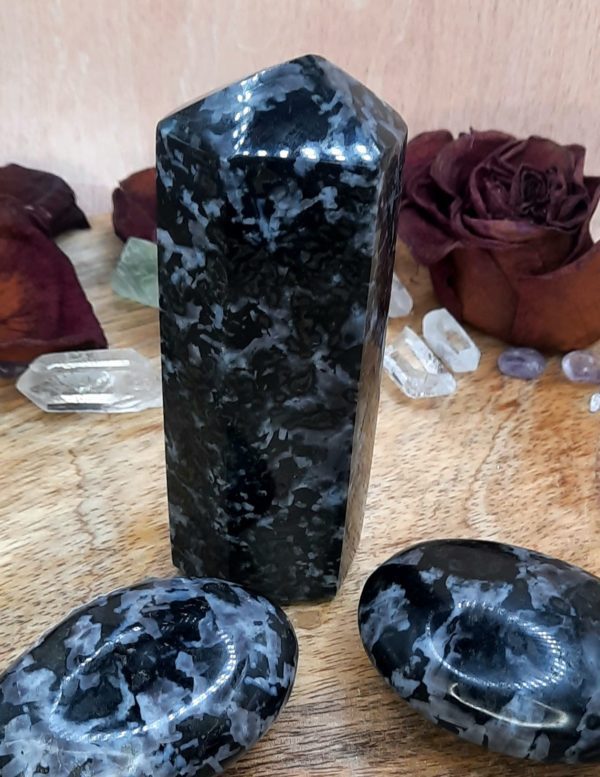 GABBRO POINTE PRISME FAIT MAIN MADAGASCAR 10 cm - TOUR MYSTIQUE MERLINITE – Image 2