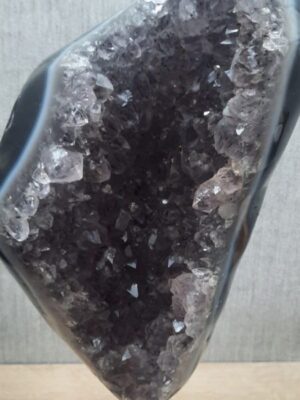 Pierre naturelle violette Améthyste sur agate polie