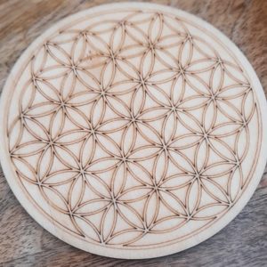 SUPPORT ROND EN BOIS FLEUR DE VIE PLAQUE DE RECHARGEMENT DES MINERAUX AUGMENTE LE TAUX VIBRATOIRE SOUS VERRE