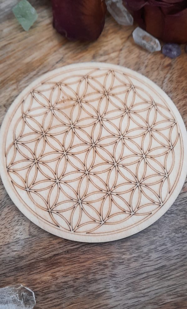 SUPPORT ROND EN BOIS FLEUR DE VIE PLAQUE DE RECHARGEMENT DES MINERAUX AUGMENTE LE TAUX VIBRATOIRE SOUS VERRE
