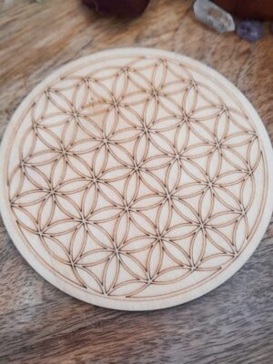 SUPPORT ROND EN BOIS FLEUR DE VIE PLAQUE DE RECHARGEMENT DES MINERAUX AUGMENTE LE TAUX VIBRATOIRE SOUS VERRE