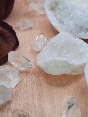 Géode de quartz cristal de roche déjà ouverte