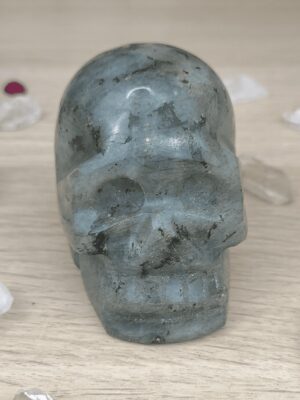 Quartz fumé de Madagascar , crâne taillé et poli de manière artisanale