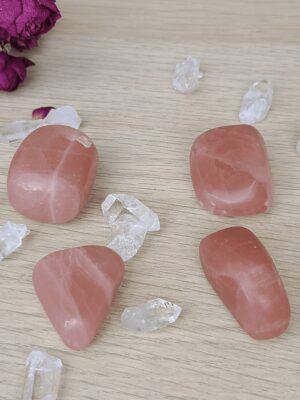 Pierre roulée de calcite rose du Pakistan