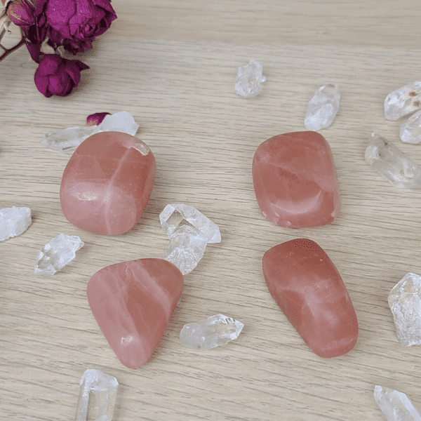 Pierre roulée de calcite rose du Pakistan