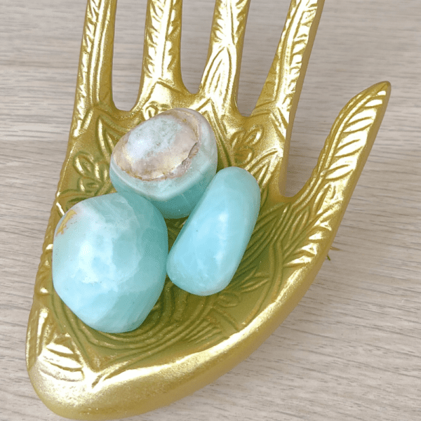 Liée au chakra coeur la calcite verte est connue pour ces vertus de guérison émotionnelle et spirituelle