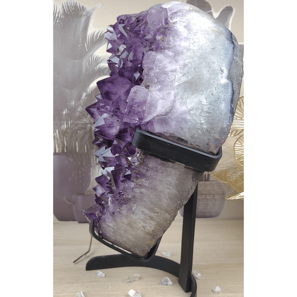 améthyste sur socle 20kg - vue de profil - quartz - améthyste AAA sur socle - pièce unique de collection