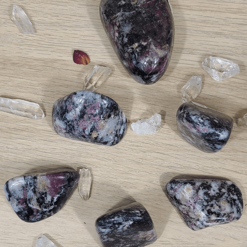 galet eudialyte suede , pierre naturelle polie