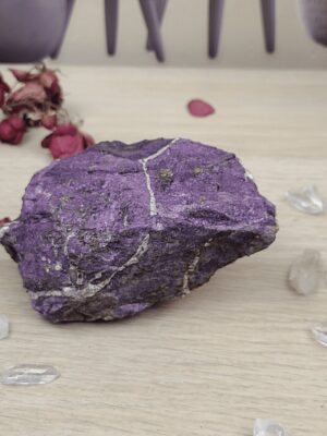 Flamme d'énergie - retour vers soi - boutique de minéraux-purpurite brute violette