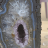 Améthyste sur agate Brésil Géode gros plan 97