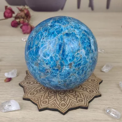 Apatite-bleue-sphère-support-bois-découpe-laser-madala