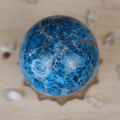 SPhère d apatite une pierre aux couleurs éblouissantes