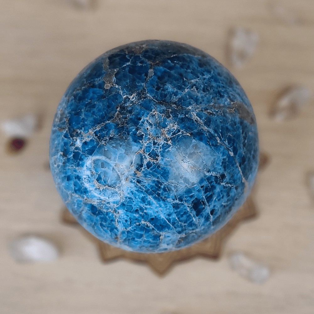 SPhère d apatite une pierre aux couleurs éblouissantes