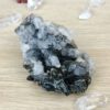 Pierre naturelle brute apophyllite sur calcédoine noire