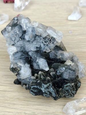 Pierre naturelle brute apophyllite sur calcédoine noire