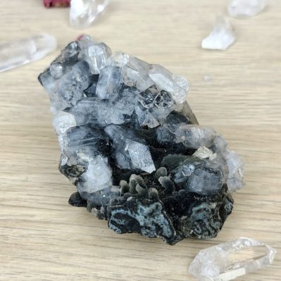 Pierre naturelle brute apophyllite sur calcédoine noire