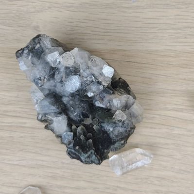 Calcédoine et apophyllite brute