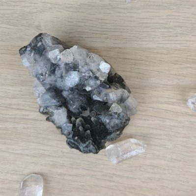 PIerre de collection - pierre brute calcédoine noire bleue et apophyllite