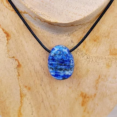 Communication et Expression : Le lapis lazuli est lié à la communication et à l'expression de soi. On dit qu'il aide à articuler les pensées, à favoriser une communication claire et à renforcer la confiance en soi dans l'expression personnelle - chara gorge
