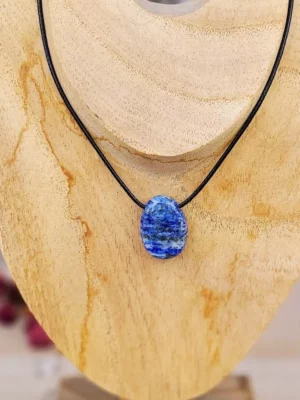 Pierre des Pharaons : Dans l'Égypte ancienne, le lapis lazuli était très prisé et souvent utilisé dans la fabrication de bijoux, de scarabées et d'autres objets rituels. Il était appelé la "pierre des pharaons" en raison de sa haute estime.