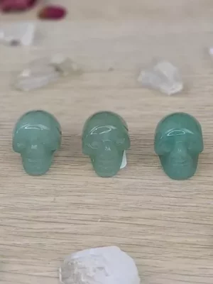 Crâne Aventurine jade : L'aventurine verte est parfois appelée "aventurine jade" en référence à sa couleur similaire à la jade.