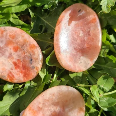 worry stone Aventurine d'or : La pierre de soleil est parfois appelée "aventurine d'or" en raison de ses nuances dorées et de ses éclats chatoyants.