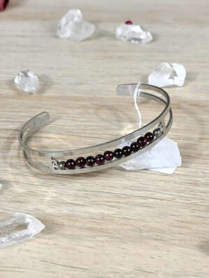 Bijoux artisanal pièce unique bracelet grenat et acier inox, pierre de force et de courage