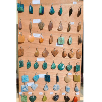 Collection de pendentifs en pierres naturelles Madagascar