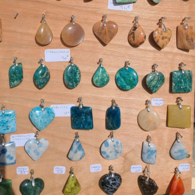 Collection pendentif pierre naturelle - printemps été - pierre de lune - azurite - basalte - quartz rutile - chrysocolle - cornaline - quartzite - aventurine - calcite - gabbro - opale - grenatite