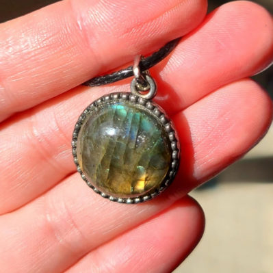 Labradorite bleue-verte-dorée - pendentif cabochon - 7