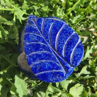 feuille et rose sculptée en pierre naturelle de Lapis Lazuli