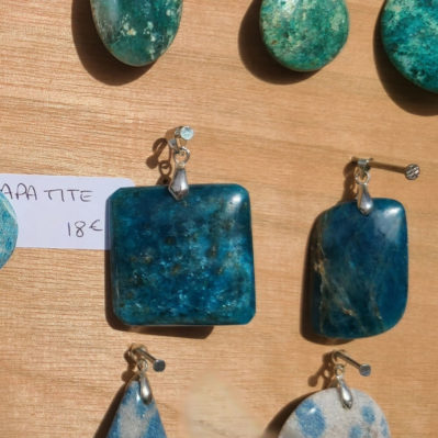 Pendentif apatite bleue foncée - 63 - 64 qualité Premium
