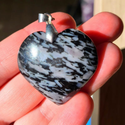 Pendentif cœur gabbro - merlinite mystique 76