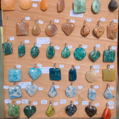 Pendentif pierre naturelle de 46 à 78 - pierre de lune orange - pierre de lune pêche - garnierite - chrysocolle - apatite bleue - aventurine jaune - aventurine - quartz lazulite - chrysoprase - fuschite - marcassite - opale - gabbro - grenatite - cornaline