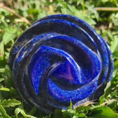 rose sculptée en pierre naturelle de Lapis Lazuli