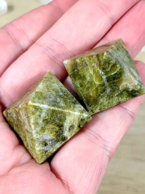 PYRAMIDE IDOCRASE VESUVIANITE - PIERRE NATURELLE VERTE - 25mm