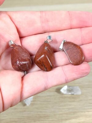Pendentif jaspe rouge Pierre roulée Afrique 2.5cm sans belière (belière acier environ 1cm)