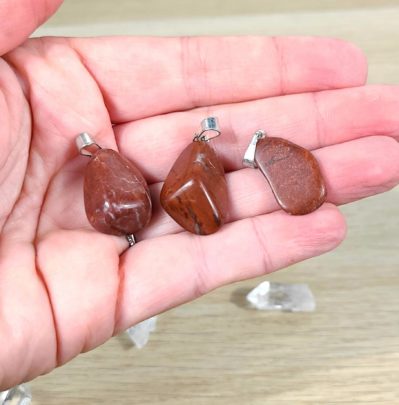 Pendentif jaspe rouge Pierre roulée Afrique 2.5cm sans belière (belière acier  environ 1cm)