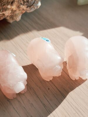 Cochon en quartz rose – talisman d’amour et de douceur