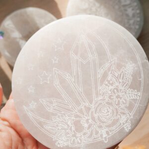 Sélénite palet de rechargement motif bouquet de fleurs et cristaux