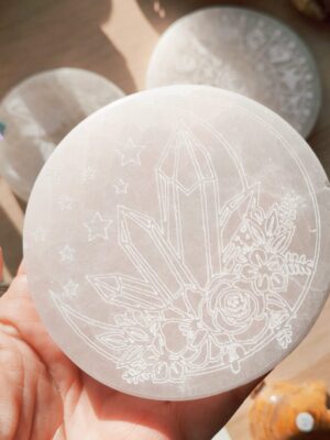 Sélénite palet de rechargement motif bouquet de fleurs et cristaux