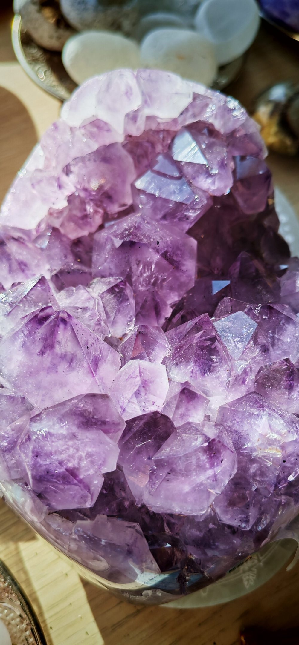 Splendide améthyste polie en forme de coussin, originaire du Brésil (2,3 kg – 15×11×8 cm). Sa couleur violette profonde incarne la spiritualité et l’harmonie intérieure. Une pièce d’exception pour la méditation, la décoration sacrée ou les rituels énergétiques.