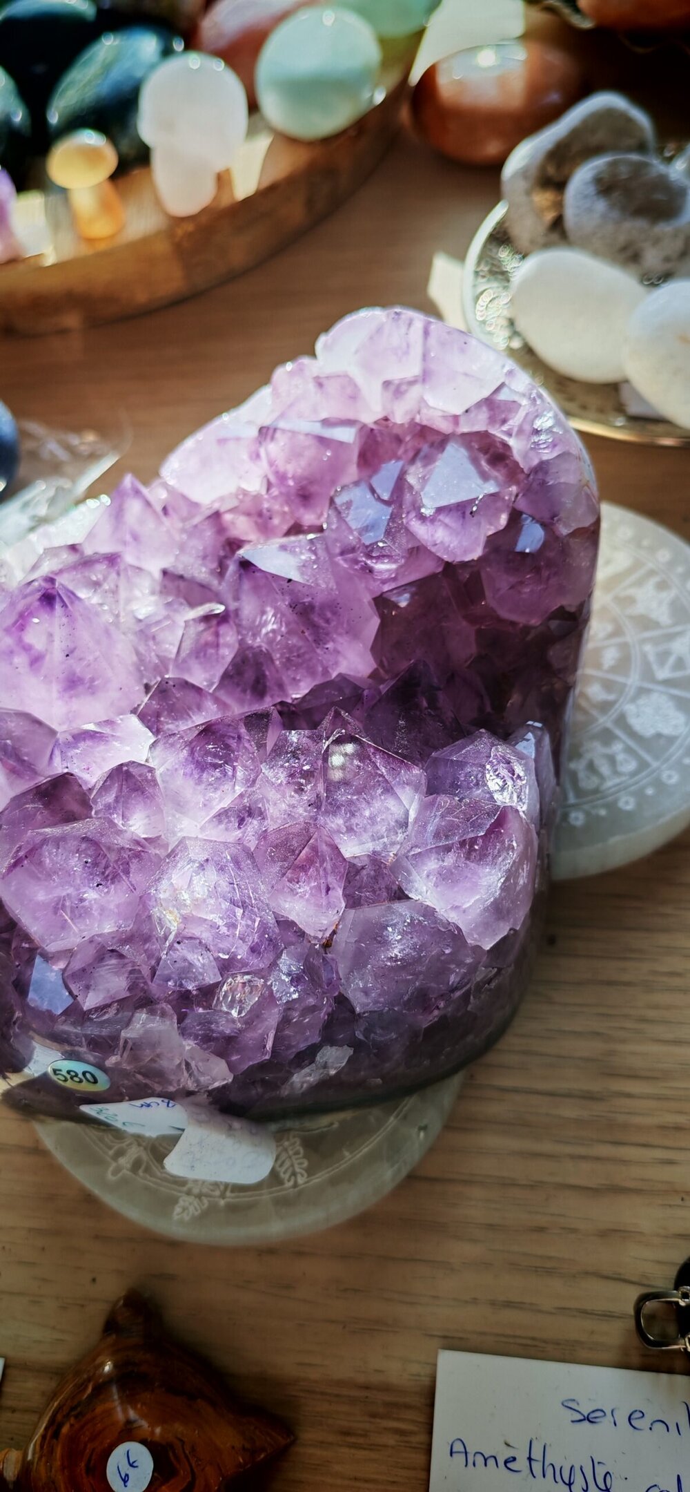 Splendide améthyste polie en forme de coussin, originaire du Brésil (2,3 kg – 15×11×8 cm)