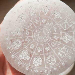 Palet de sélénite du Maroc, 10 cm, gravé roue des signes astrologiques